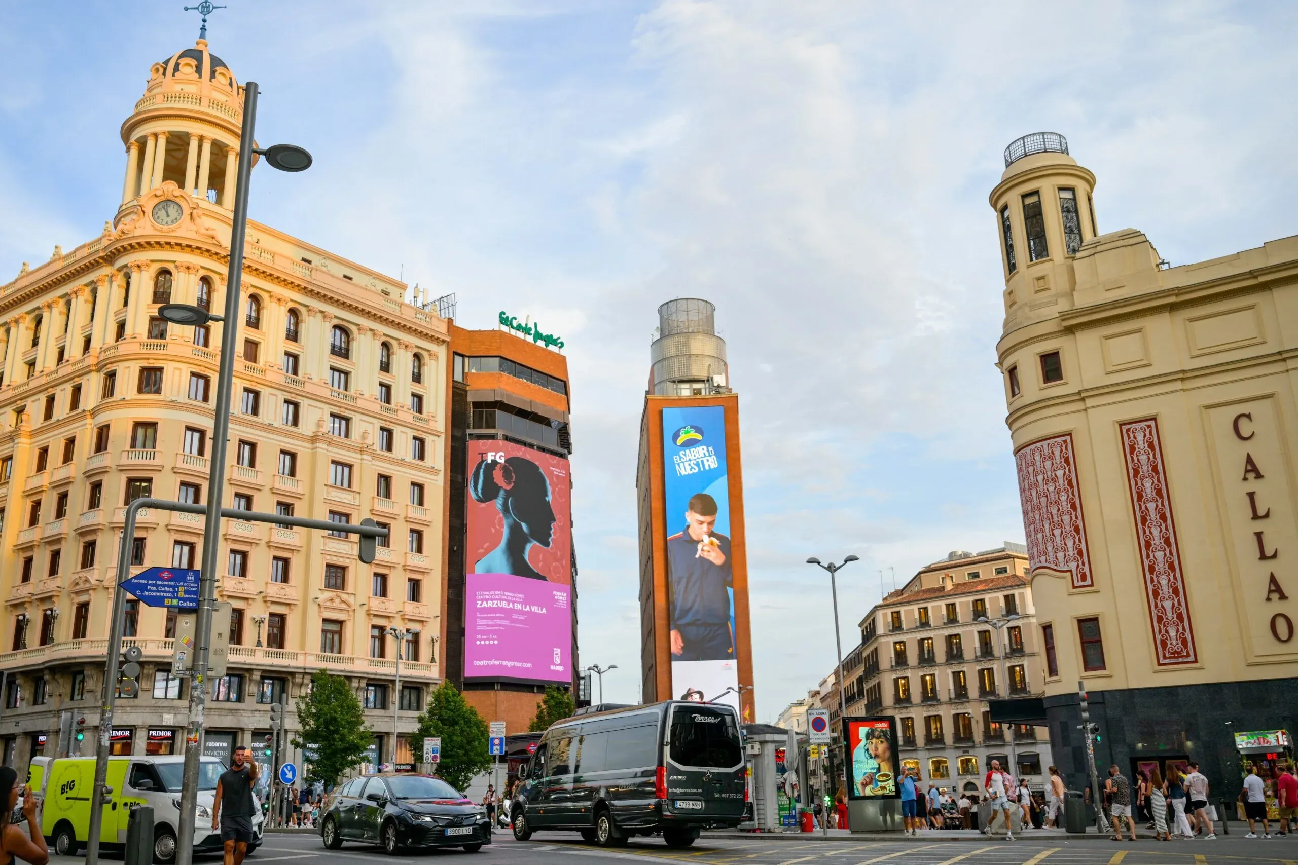 Plátano de Canarias pegatina a las pantallas de Callao junto a Pedri
