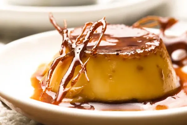 Flan de plátano de Canarias y pera con caramelo de chocolate